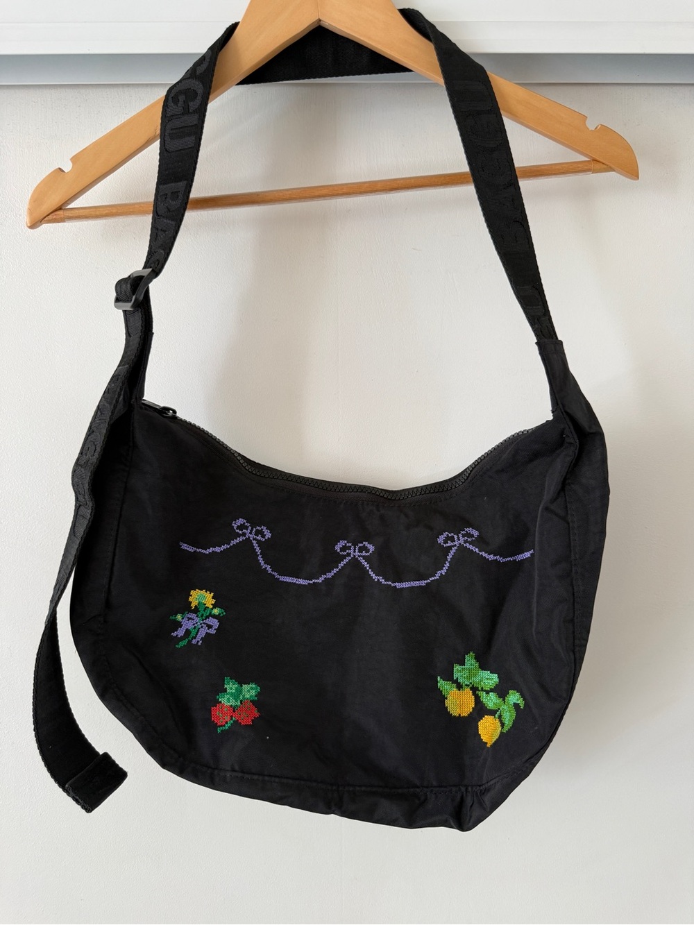 BAGGU Medium Crescent Embroidered Bag